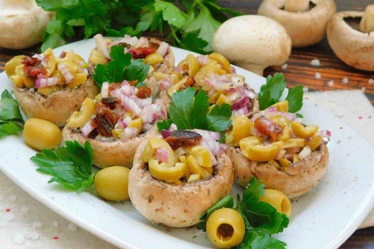 Шампиньоны, фаршированные оливками и перцем