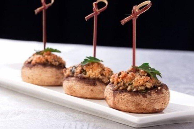 Шампиньоны, фаршированные сыром и орехами