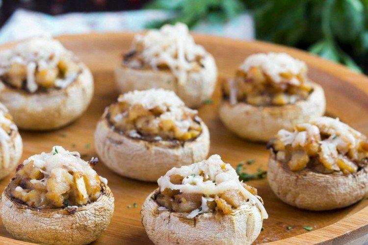 Шампиньоны, фаршированные курицей карри