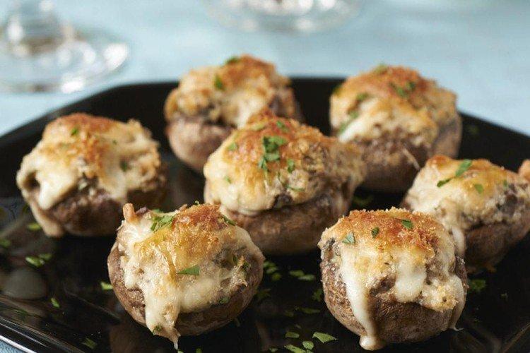 Фаршированные шампиньоны с морковью в сметанном соусе