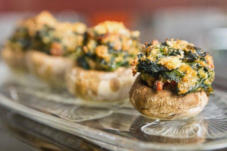 Фаршированные шампиньоны со шпинатом