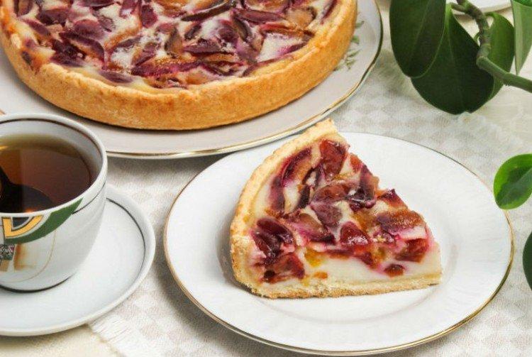 Песочный пирог с творогом и сливой