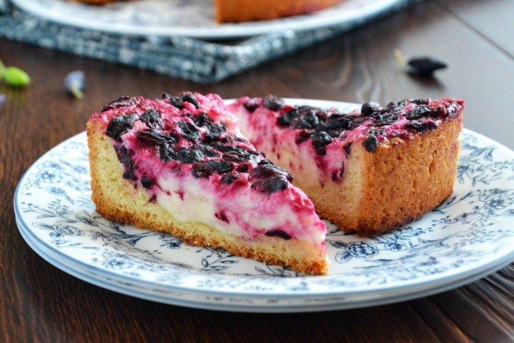 Песочный пирог с творогом и ягодами