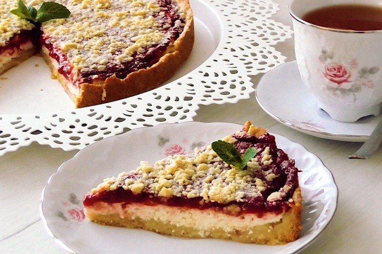 Песочный пирог с творогом и вареньем