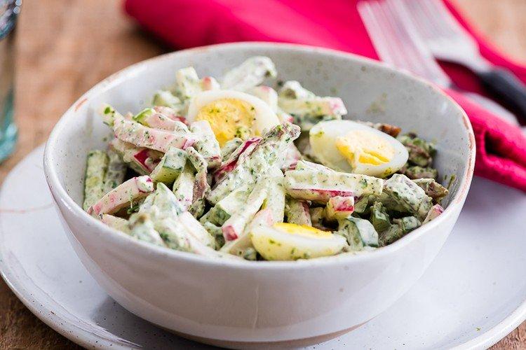 Салат с редиской и яйцом