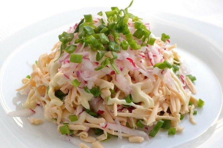 Салат с редиской, грушей и сыром