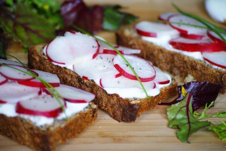 Салат с редиской и шпротами