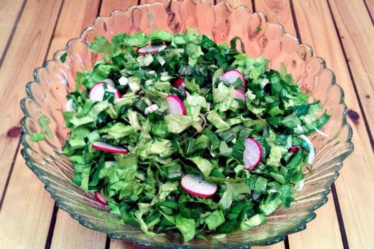 Салат с редиской и ботвой