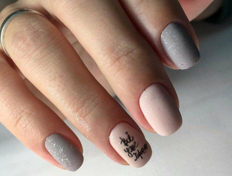 Серый маникюр с надписями