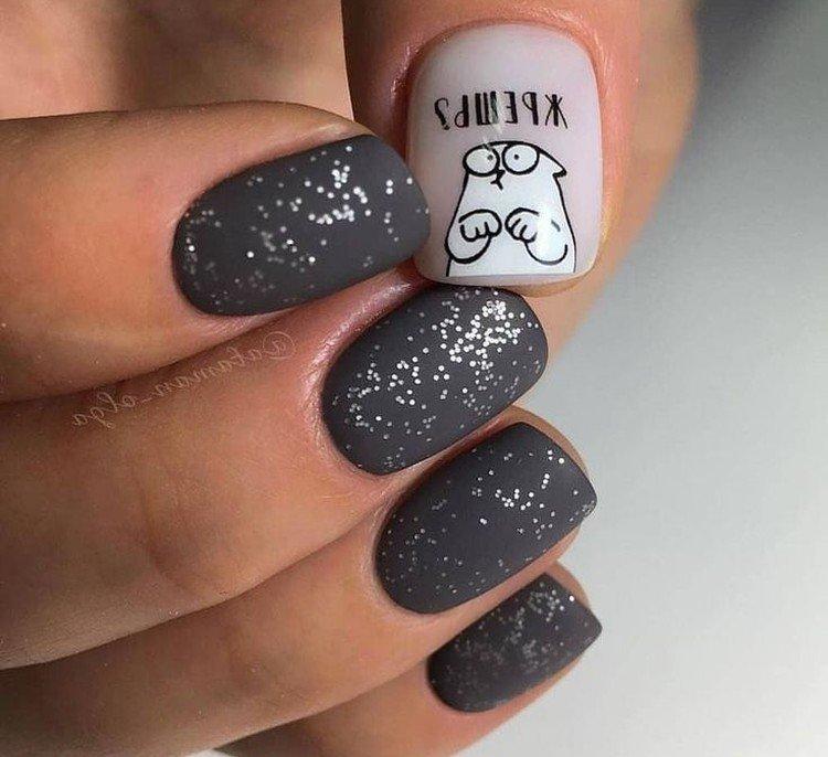 Серый маникюр с надписями