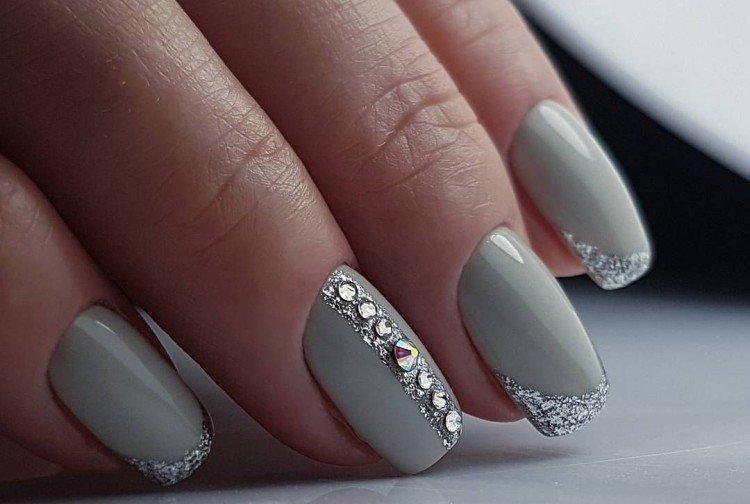 Серый маникюр со стразами