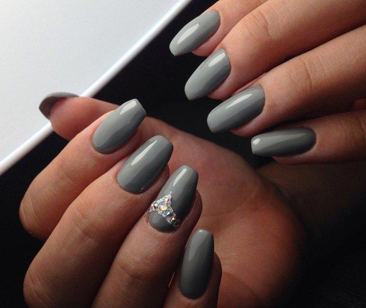 Серый маникюр со стразами