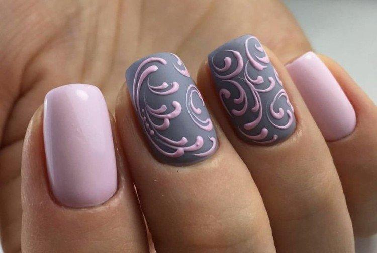 Серый маникюр с завитками