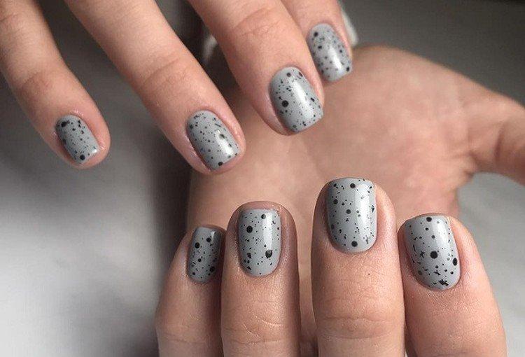 Серый перепелиный маникюр