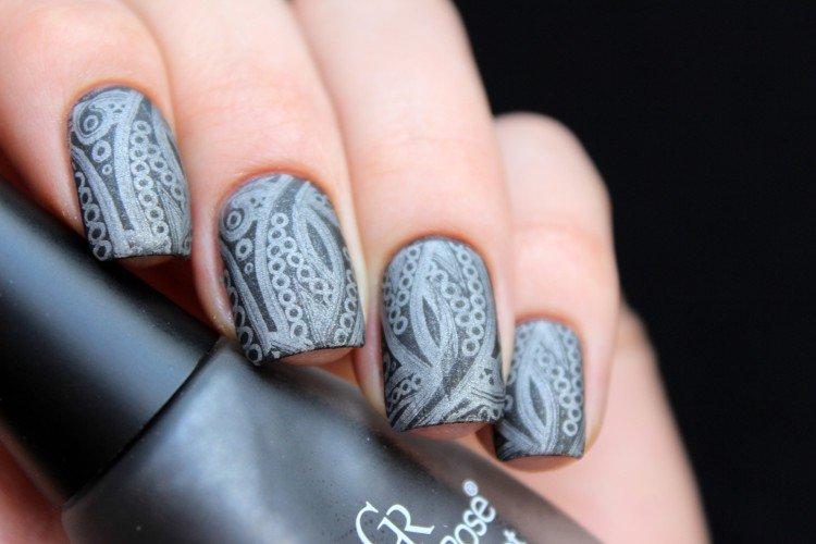 Серый маникюр со стемпингом