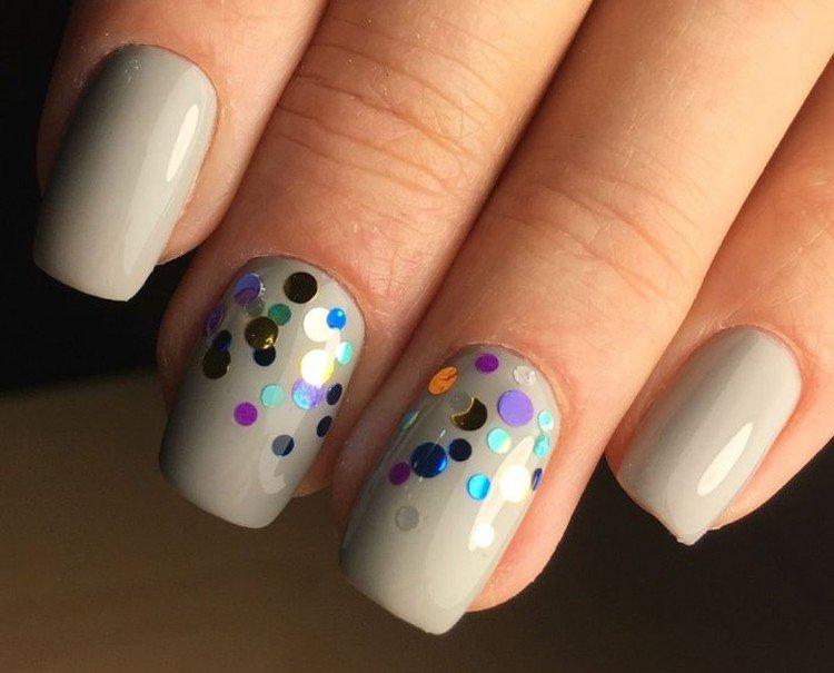 Серый маникюр с крупными блестками