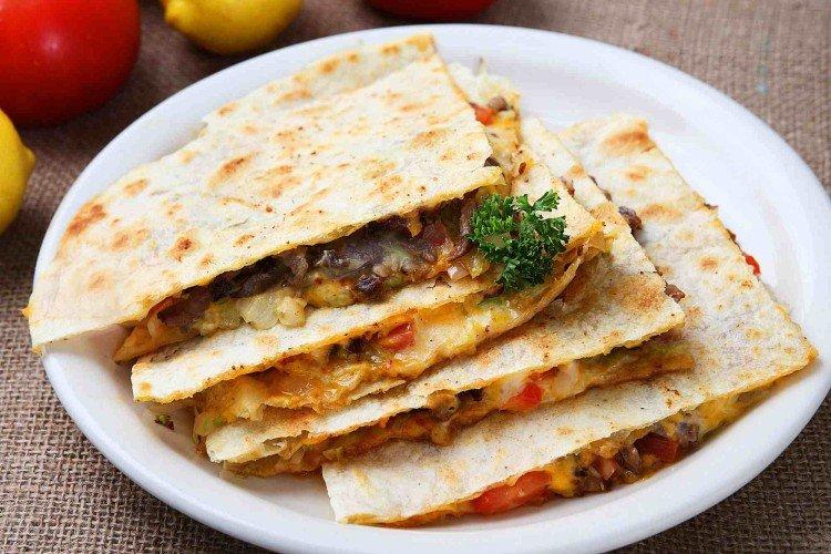 Кесадилья с курицей и грибами