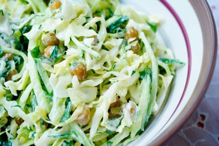 Салат из капусты с огурцом и горошком