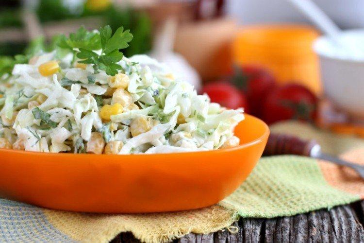 Салат с капустой, огурцом и кукурузой