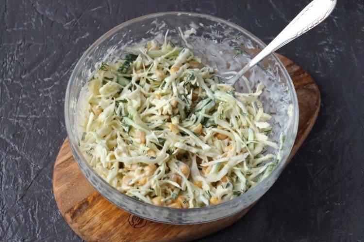 Салат из свежей капусты с огурцом и ананасом