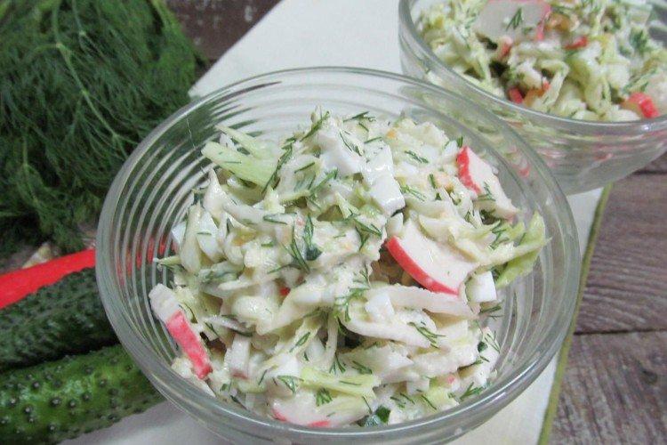Салат с капустой, огурцами и крабовыми палочками
