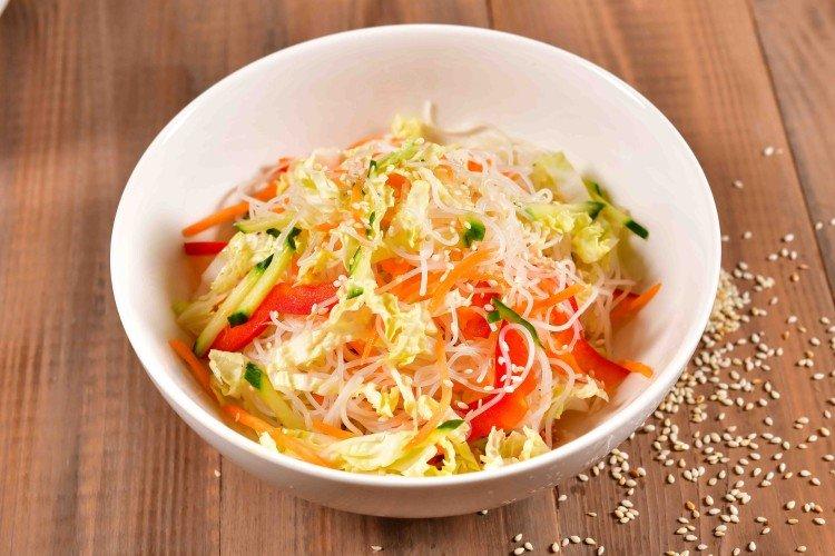 Острый салат с капустой, огурцом и лапшой