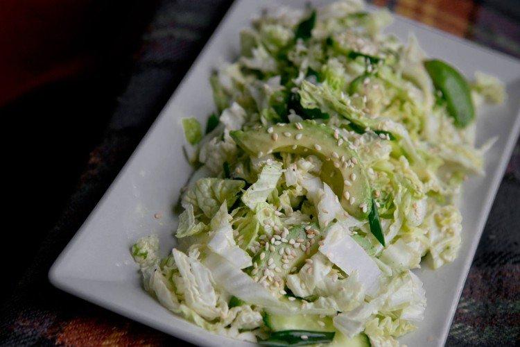 Салат из свежей капусты с огурцом и авокадо