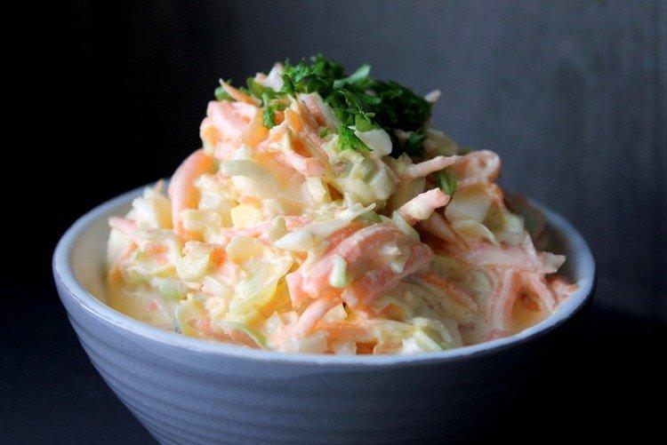 Салат с капустой, морковкой и маринованными огурцами