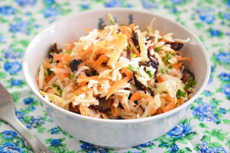 Салат из свежей капусты, моркови и чернослива