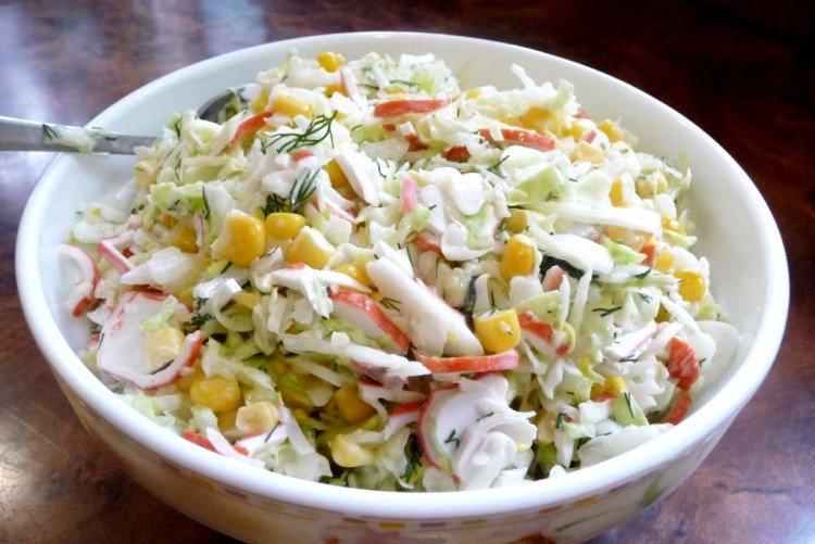 Салат с капустой, морковью и крабовыми палочками