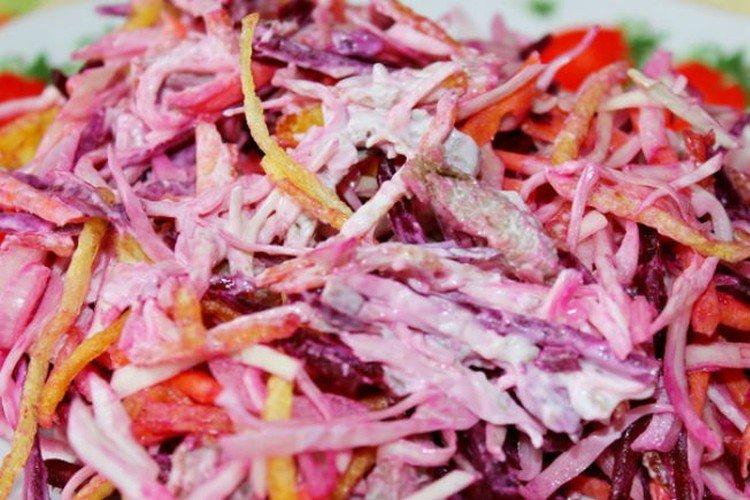 Мясной салат с капустой и морковью