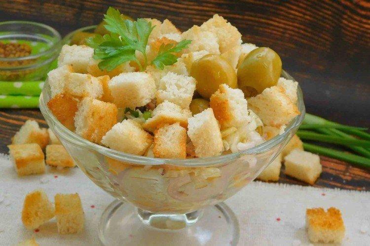 Быстрый салат с тунцом и сухариками