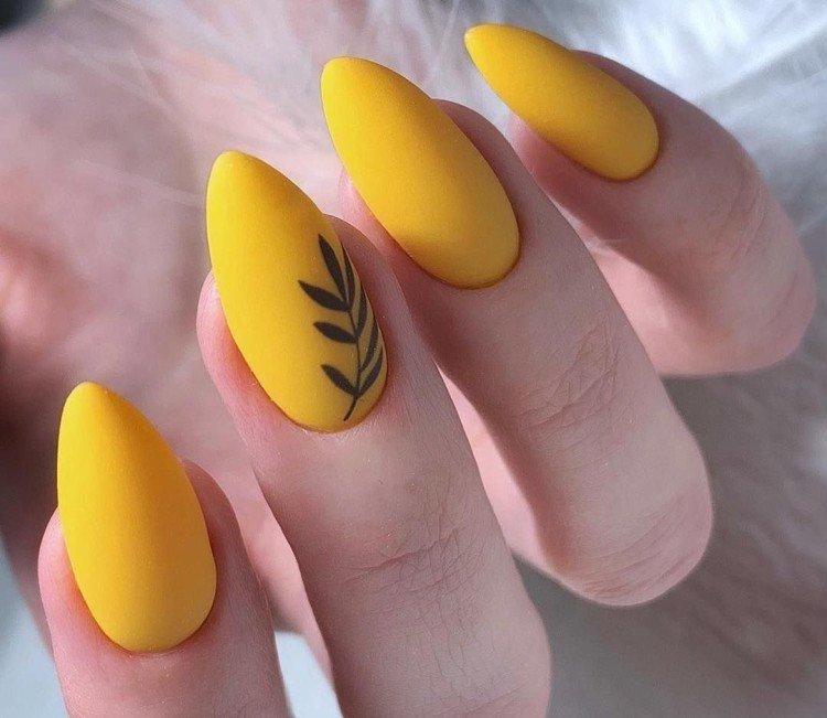 Матовый желтый маникюр