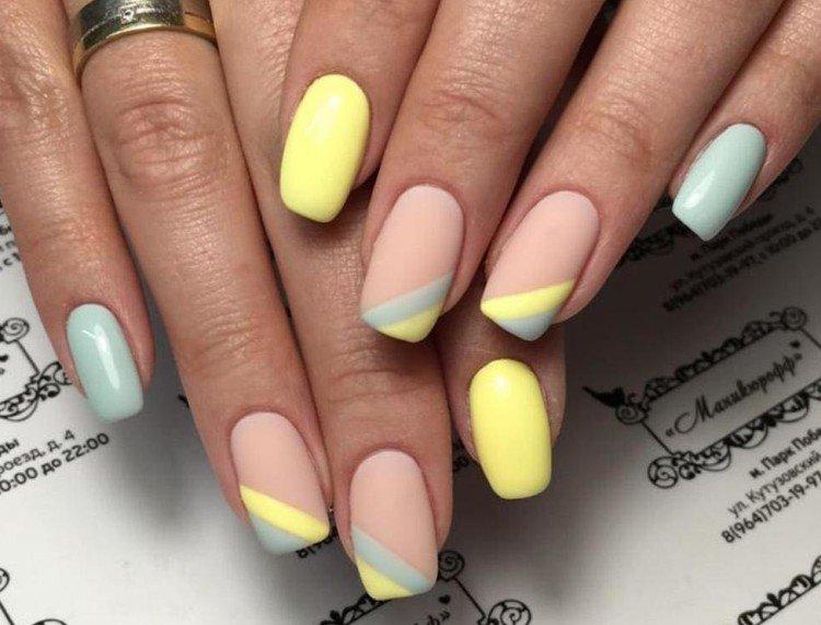Пастельный желтый маникюр
