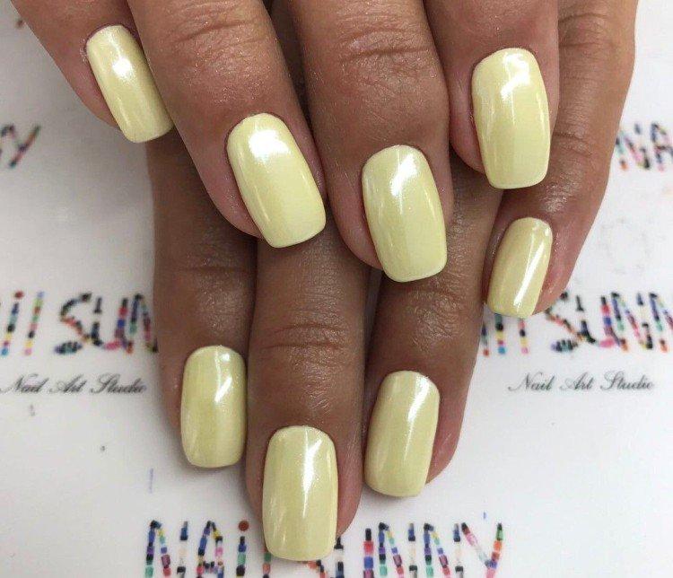 Желтый маникюр с жемчужной втиркой