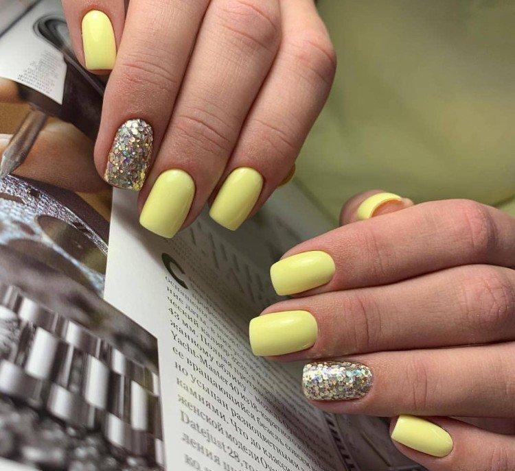 Желтый маникюр с блестками