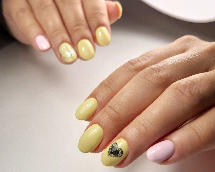 Пастельный желтый маникюр