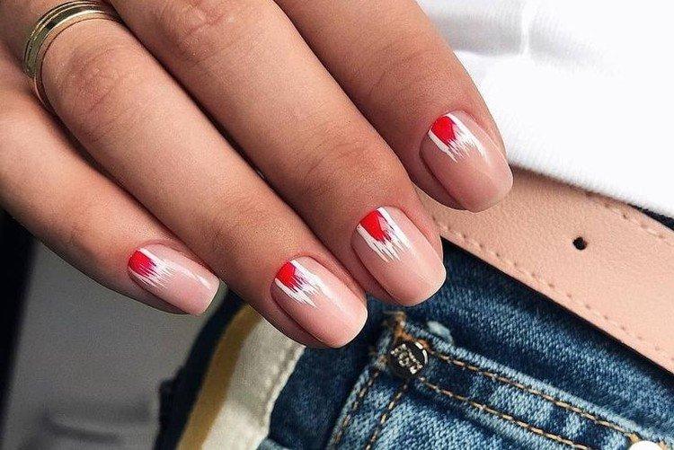 Нюдовый маникюр с яркими акцентами