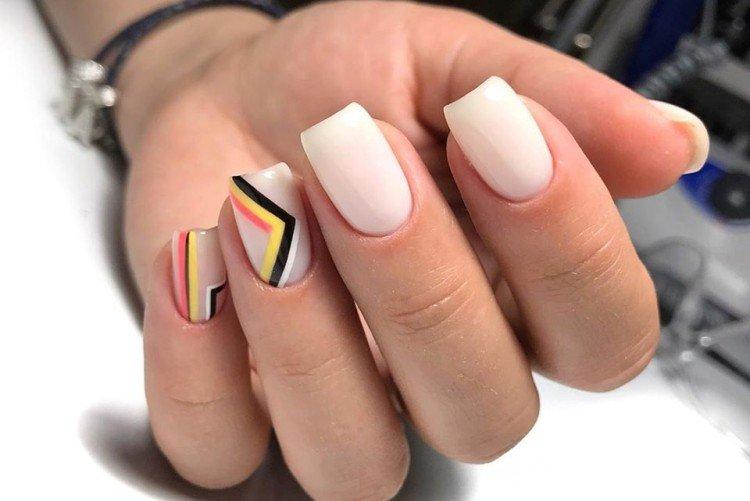 Нюдовый маникюр с яркими акцентами