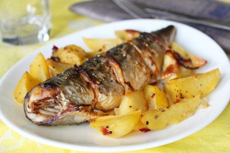 Целая скумбрия с картофелем в духовке