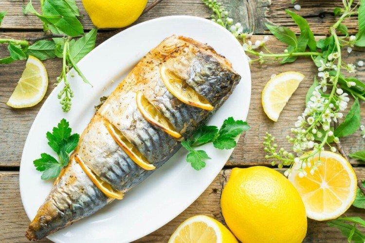Скумбрия с лимоном и зеленью в духовке