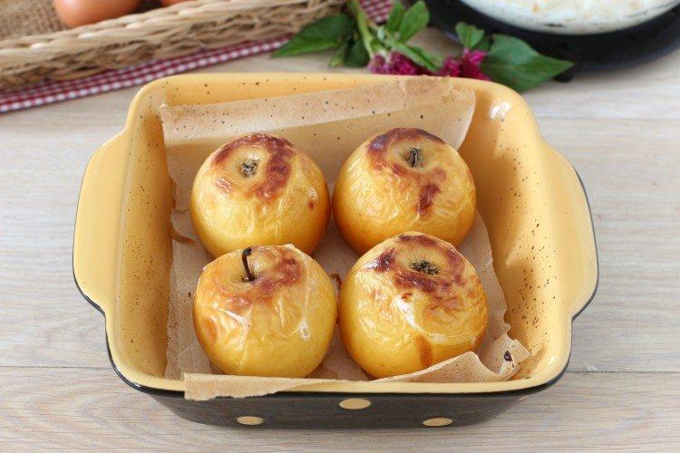 Яблоки, запеченные целиком
