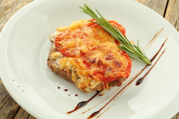 Запеченная свинина с помидорами
