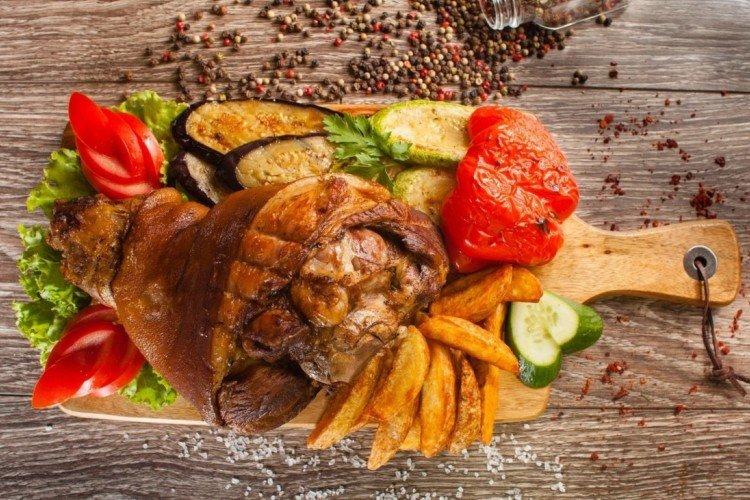 Запеченная свиная рулька с овощами