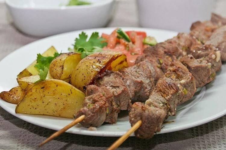 Шашлык из свинины с картошкой в духовке