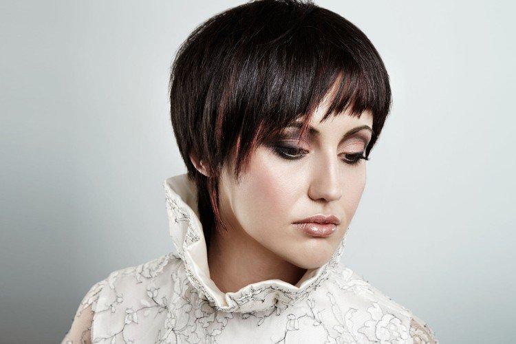 Шапочка с косой челкой