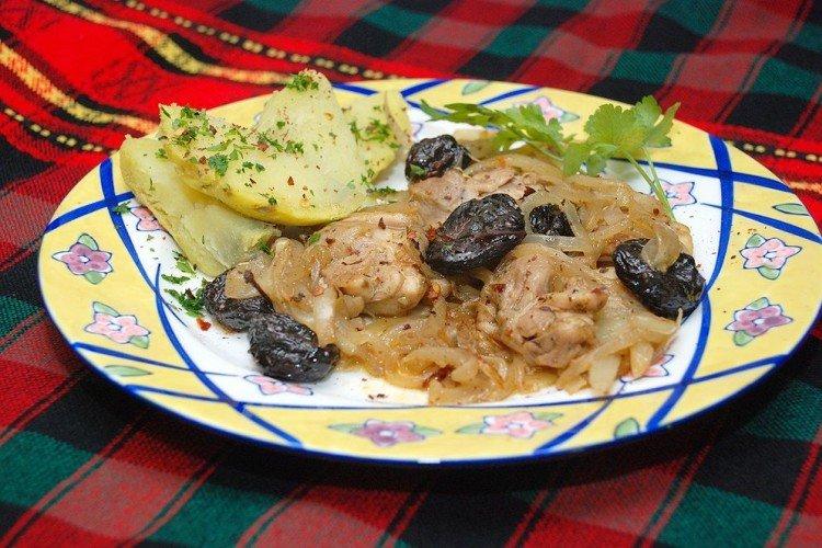Курица с черносливом на сковороде