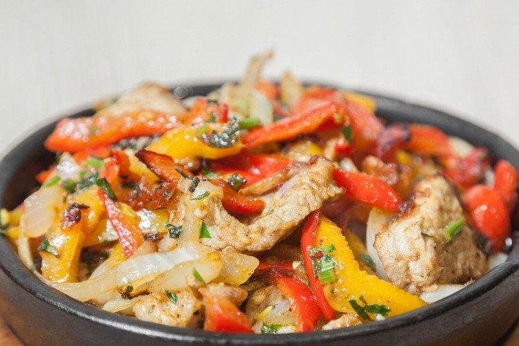 Курица с болгарским перцем на сковороде