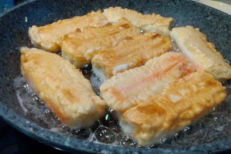 Крабовые палочки с грибами в кляре