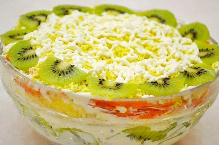 Салат с курицей и киви